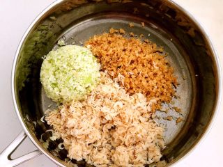 13、黄金菜团子,把小海米，葱姜末，虾仁末放入盆中