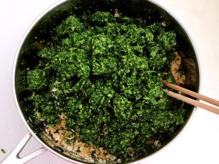 16、黄金菜团子,再放入白菜末，调匀