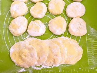 20、黄金菜团子,切成直径4㎝，宽2.5㎝的小块，然后擀成面皮