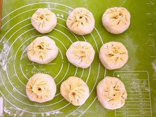 22、黄金菜团子,逐一包好的包子，盖上保鲜膜饧发15分钟