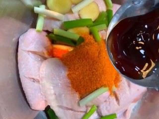 2、奥尔良炸鸡翅,放入碗中加葱姜，奥尔良腌鸡翅料，耗油