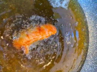 4、奥尔良炸鸡翅,油温七成热下锅