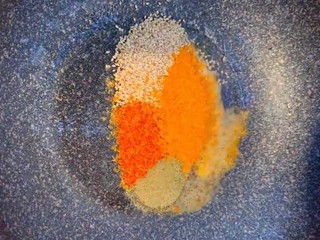 6、奥尔良炸鸡翅,另起锅烧油放入芝麻，孜然粉，辣椒粉，烧烤料炒匀