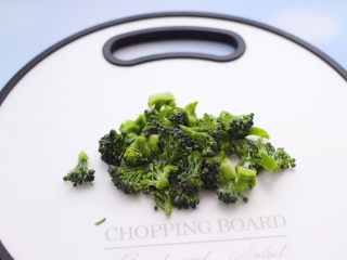 7、西兰花猪肝粥（宝宝辅食）,西兰花洗净后，用刀切成小朵。