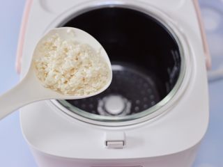 10、西兰花猪肝粥（宝宝辅食）,把浸泡好的大米和糯米，放入BB亲子辅食煲的玻璃内胆里。