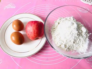 1、苹果磨牙棒,所有材料准备好