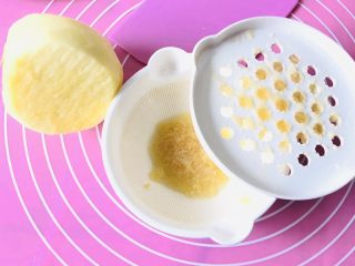 2、苹果磨牙棒,苹果洗净削皮,用辅食碗将苹果擦成苹果泥