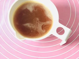 3、苹果磨牙棒,将苹果泥挤出苹果汁