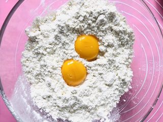 4、苹果磨牙棒,低筋粉加入蛋黄,搅拌