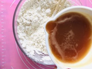 5、苹果磨牙棒,将苹果汁一点一点加入面粉中,搅拌均匀