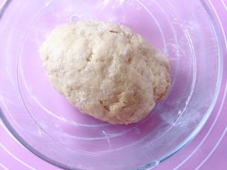 6、苹果磨牙棒,将面团揉光滑,盖上保鲜膜静止半小时