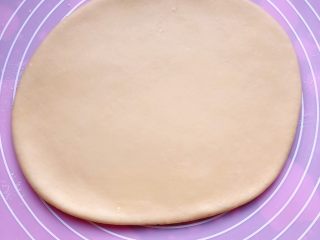 7、苹果磨牙棒,静止好的面团,揉光滑,擀成1cm的厚度