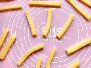 8、苹果磨牙棒,在切成大约1.5cm的宽度