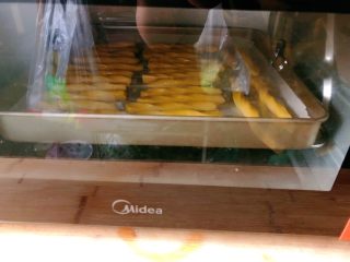 11、苹果磨牙棒,将烤盘放入上下火170度的烤箱里,烤二十分钟