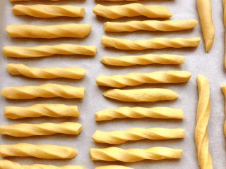 9、苹果磨牙棒,扭成麻花状,放入烤盘里