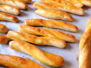 12、苹果磨牙棒,烤好的磨牙棒取出晾凉