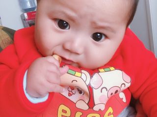 13、苹果磨牙棒,自己做的磨牙棒一点儿也不输母婴店里卖的,看我家聪哥咬的多带劲儿