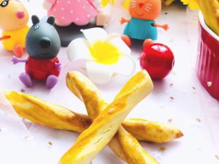 14、苹果磨牙棒,等磨牙棒彻底晾凉,装起来密封好