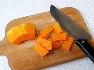 1、小清新范儿滴【菠菜南瓜蛋糕卷】,首先制做南瓜泥。南瓜去皮切片