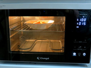 2、小清新范儿滴【菠菜南瓜蛋糕卷】,放进长帝蒸烤箱，选择纯蒸模式，设定温度100度，时间15分钟