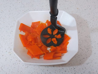 3、小清新范儿滴【菠菜南瓜蛋糕卷】,蒸熟后取出，捣成泥，不要捣的太烂，留些颗粒