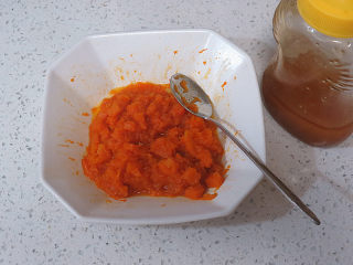 4、小清新范儿滴【菠菜南瓜蛋糕卷】,加入蜂蜜拌匀放凉备用