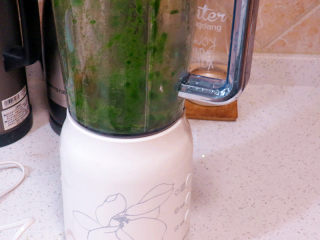 6、小清新范儿滴【菠菜南瓜蛋糕卷】,加一点点水入搅拌机打成菠菜汁