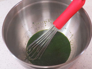 7、小清新范儿滴【菠菜南瓜蛋糕卷】,取所需份量,和玉米油一起入搅拌盆然后充分搅拌均匀