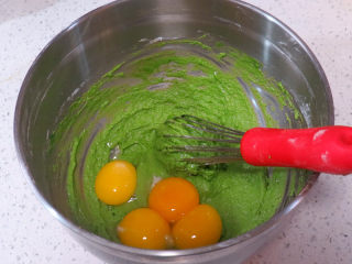 10、小清新范儿滴【菠菜南瓜蛋糕卷】,加入蛋黄继续划z字拌匀