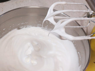 12、小清新范儿滴【菠菜南瓜蛋糕卷】,蛋清中加入3g玉米淀粉和几滴白醋打出鱼眼泡泡状。细砂糖分三次加入，用电动打蛋器打发到蛋白霜纹路清晰有光泽，提起打蛋器是呈现大弯钩状