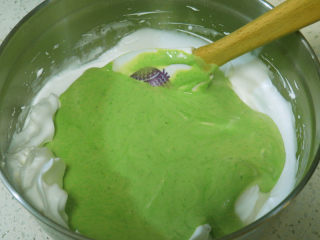 14、小清新范儿滴【菠菜南瓜蛋糕卷】,拌匀后再整个倒回剩余蛋白霜中，继续翻拌