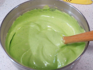 15、小清新范儿滴【菠菜南瓜蛋糕卷】,彻底翻拌均匀即可