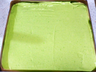 16、小清新范儿滴【菠菜南瓜蛋糕卷】,蛋糕糊倒入垫好油布的烤盘中，用刮板抹平表面，轻震两三下