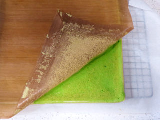 18、小清新范儿滴【菠菜南瓜蛋糕卷】,出炉倒扣在垫了油纸的烤网上，撕去油布散热