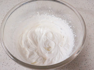 19、小清新范儿滴【菠菜南瓜蛋糕卷】,这时制做内馅。淡奶油加细砂糖打发到纹路清晰状