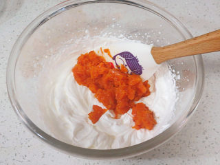 20、小清新范儿滴【菠菜南瓜蛋糕卷】,加入南瓜泥