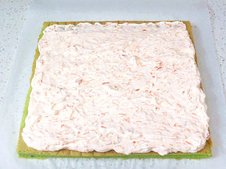 22、小清新范儿滴【菠菜南瓜蛋糕卷】,冷却的蛋糕切去四周边边，顶上一边要斜切。均匀涂抹上南瓜奶油，斜切那边涂抹奶油要最少最薄，不然卷的时候全挤出去了很不好看