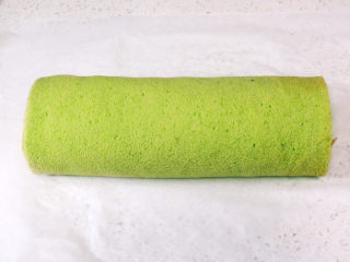23、小清新范儿滴【菠菜南瓜蛋糕卷】,最后把蛋糕卷起来