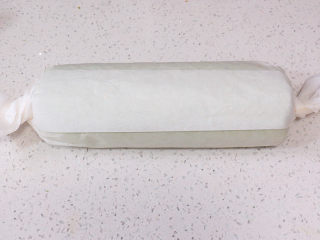 24、小清新范儿滴【菠菜南瓜蛋糕卷】,两边油纸捏紧呈糖果状，放入冰箱冷藏