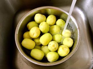 2、猕猴桃果干,削皮清洗干净