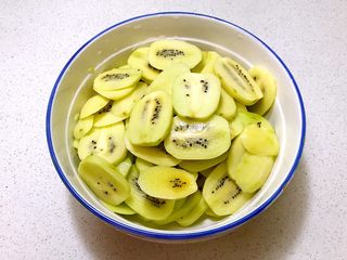 5、猕猴桃果干,逐一切好的猕猴桃片