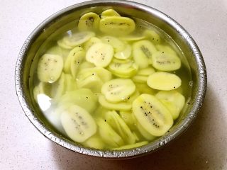 9、猕猴桃果干,腌制好以后用冷水反复冲洗，直到猕猴桃完全没有咸味为止