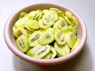 10、猕猴桃果干,沥干水分