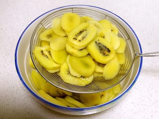 12、猕猴桃果干,把猕猴桃片捞出来，沥干水分，晾至温热即可