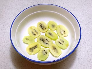 13、猕猴桃果干,在盆底码一层猕猴桃片