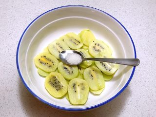 15、猕猴桃果干,再码入一层猕猴桃片，再均匀的撒一层白砂糖