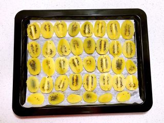 21、猕猴桃果干,取出烤盘，给猕猴桃翻面