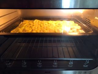 22、猕猴桃果干,再把烤盘放入烤箱，120W烤30分钟即可 