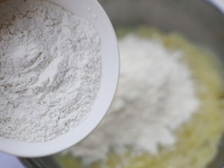3、平底锅版奶香土豆饼,分多次加入糯米粉拌匀揉成团。