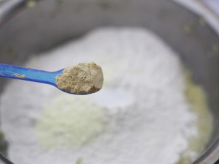 5、平底锅版奶香土豆饼,一勺胡椒粉。